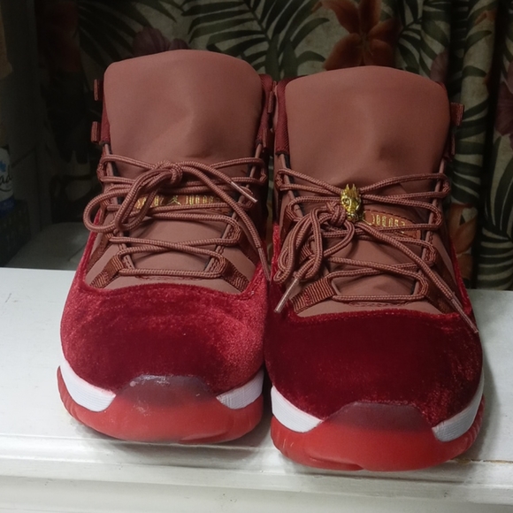 Rarely worn Velvet "Nike Air Jordan" size 11 - Picture 2 of 5